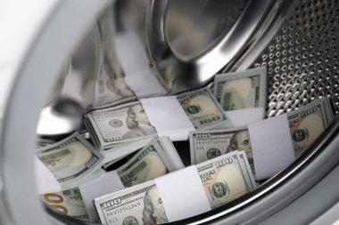 Çamaşır makinesinde bir sürü para, yakın plan.