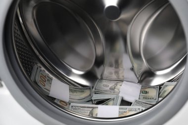 Çamaşır makinesinde bir sürü para, yakın plan.