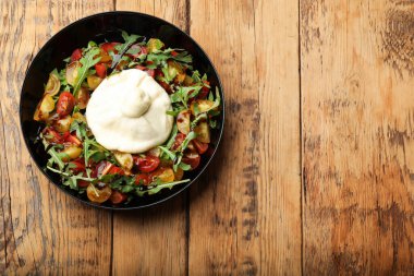 Lezzetli burrata peyniri roka, domates ve ahşap masa üzerinde sos, üst manzara. Metin için boşluk