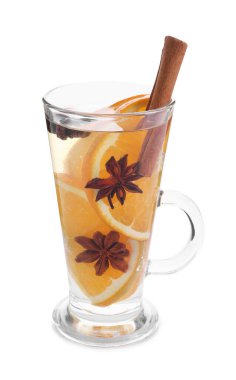 Lezzetli sıcak şarap, portakal dilimleri ve cam bardaktaki baharatlar beyaza izole edilmiş.