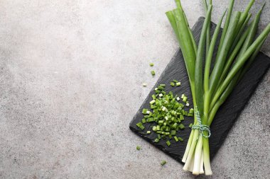 Açık gri masada taze taze taze soğan, üst manzara. Metin için boşluk