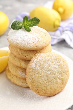 Lezzetli limonlu kurabiye ve meyve dilimleri masada, yakın plan.