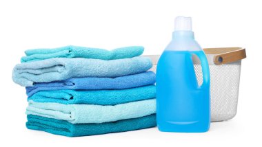 Çamaşır sepeti, yumuşak havlular ve beyaz üzerine izole edilmiş bir şişe deterjan.