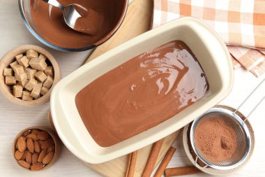 Sıvı çikolata hamuru, kakao tozu, esmer şeker, tarçın ve fındık.