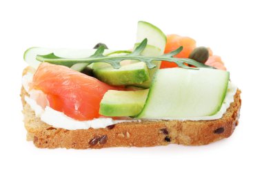 Somon, roka, avokado ve krem peynirli leziz bruschetta.