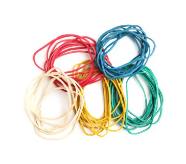 Birçok renkli lastik bant beyaz, üst görünümde izole