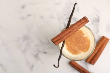 Lezzetli protein karışımı, beyaz mermer masa üzerinde tarçın ve vanilya. Metin için boşluk