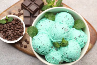 Nefis naneli çikolatalı dondurma ve waffle külahları ahşap masada, düz yerde.