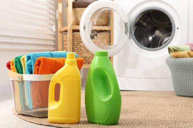 Çamaşır sepetleri, havlular ve kapalı yerlerde duran deterjan şişeleri.