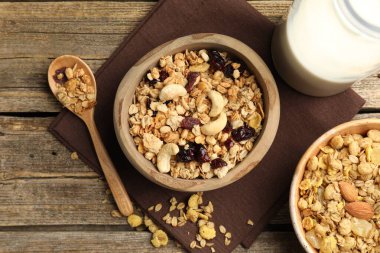 Kurutulmuş meyve, fındık ve süt ile ahşap masa, düz yatıyordu.