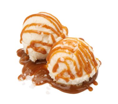 Karamel soslu lezzetli dondurma ve beyaza izole edilmiş tuz.