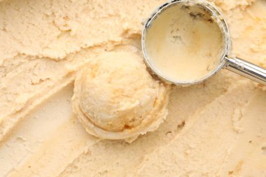 Lezzetli vanilyalı dondurma ve arka plan olarak kepçe, üst manzara