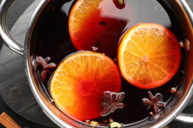 Siyah masada, tencerede leziz bir şarap.