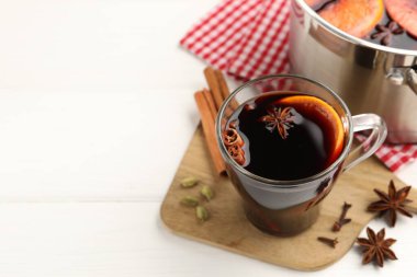 Lezzetli bir şarap ve beyaz ahşap masada malzemeler, yakın plan. Metin için boşluk