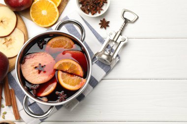 Lezzetli sıcak şarap, malzemeler ve tirbuşon beyaz ahşap masa, düz yatak. Metin için boşluk