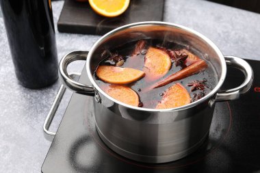 Ocakta pişen lezzetli şaraplar, yakın plan.