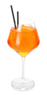 Beyaz üzerine izole edilmiş serinletici spritzer kokteyli.