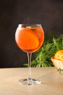 Tahta masada nane kokteyle serinletici spritzer kokteyli