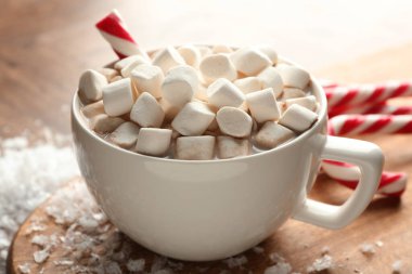 Masada lokum ve baston şekerle nefis bir kakao, yakın plan. Noel atmosferi