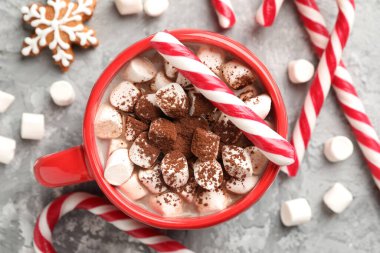 Lezzetli kakao, şekerleme çubukları ve gri masada zencefilli kurabiye, düz yatak. Noel atmosferi