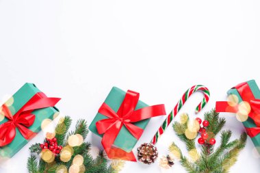 Paketlenmiş Noel hediyeleri ve beyaz arka planda dekorasyon, düz yatış. Metin için boşluk