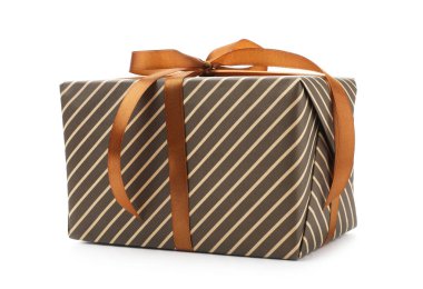 Kahverengi kurdeleli hediye kutusu beyaz üzerine izole