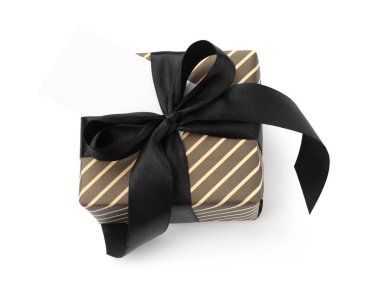 Siyah kurdeleli hediye kutusu ve beyaz üzerine izole edilmiş boş kart, üst görünüm