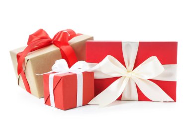 Beyaz fiyonklu güzel hediye kutuları