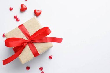 Sevgililer Günü. Güzel bir hediye ve beyaz arka planda dekoratif kalpler, düz yatış. Metin için boşluk