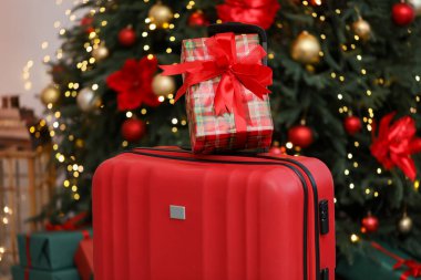 Bulanık ışıklara karşı evde hediye paketi, yakın çekim. Noel tatili