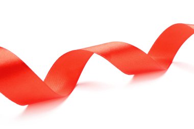Güzel bir kırmızı kurdele beyaz üzerine izole edilmiş.