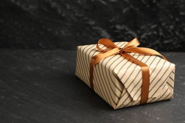 Siyah desenli masada güzel bir hediye kutusu. Metin için boşluk