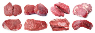 Çiğ et parçaları beyaza izole edilmiş. Taze et.