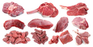 Çiğ et parçaları beyaza izole edilmiş. Taze et.