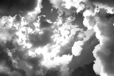 Bulutlu gökyüzü. Siyah ve beyaz tonlama