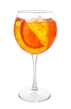 Beyaz üzerine izole edilmiş serinletici spritzer kokteyli.