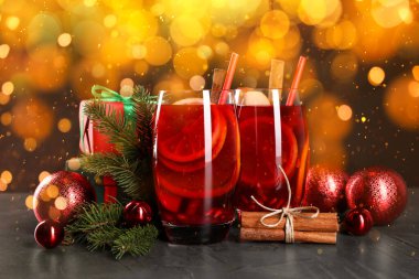 Noel için Sangria içkisi. Bokeh ışıklarına karşı masada bardakta ve dekorda lezzetli bir içecek.