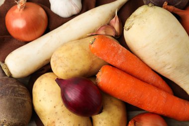 Masada farklı çiğ sebzeler var.