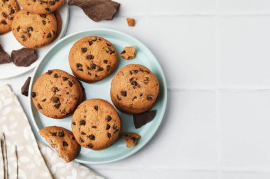 Hafif fayanslı masada nefis çikolatalı kurabiyeler, düz yatak. Metin için boşluk