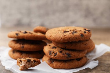 Lezzetli çikolatalı kurabiyeler masada, yakın plan.