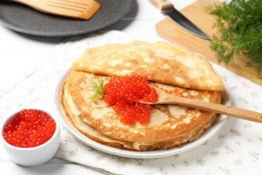 Kırmızı havyarlı ve dereotlu leziz krepler, yakın plan.