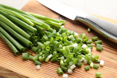 Masada yeşil soğan ve bıçak kes, yakın plan.