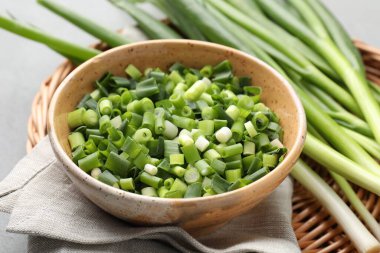 Gri masada taze taze soğan var, yakın plan.