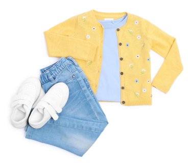 Şık çocuk kıyafetleri ve ayakkabıları beyaz, üst görünümde izole.