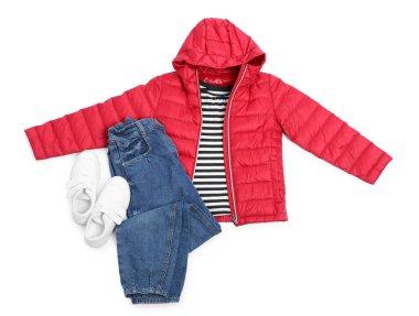 Şık çocuk kıyafetleri ve ayakkabıları beyaz, üst görünümde izole.