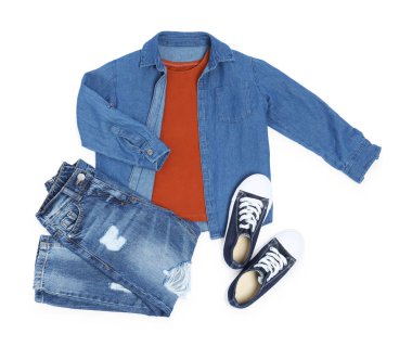 Şık çocuk kıyafetleri ve ayakkabıları beyaz, üst görünümde izole.