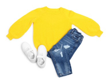 Şık çocuk kıyafetleri ve ayakkabıları beyaz, üst görünümde izole.