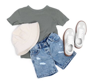 Şık çocuk kıyafetleri ve ayakkabıları beyaz, üst görünümde izole.