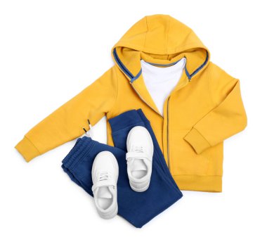 Şık çocuk kıyafetleri ve ayakkabıları beyaz, üst görünümde izole.