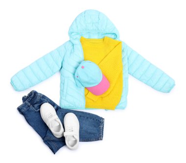 Şık çocuk kıyafetleri ve ayakkabıları beyaz, üst görünümde izole.